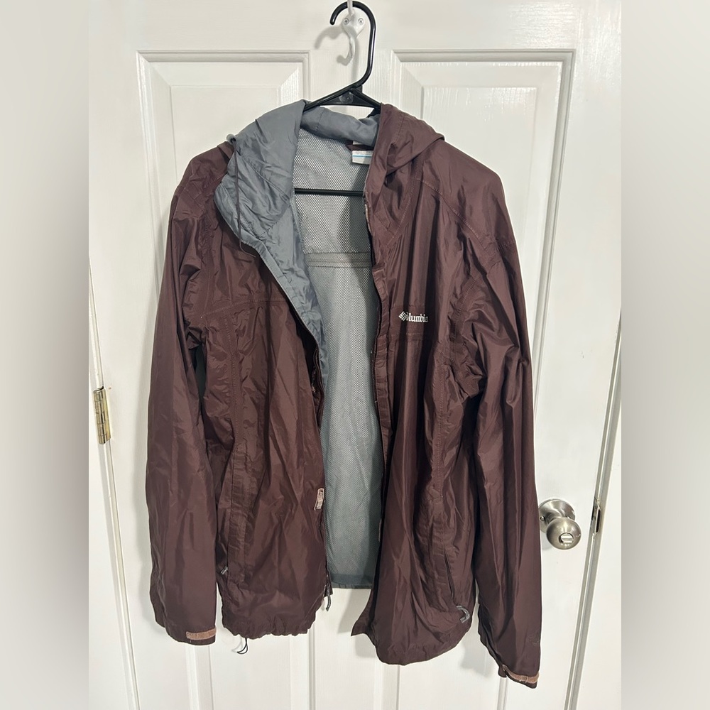 Men’s maroon windbreaker